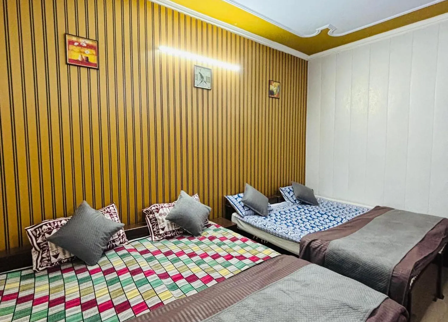 Friends Guest House & Hostel- Near Taj Mahal Agra  Hostal
